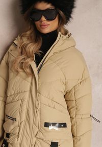 Renee - Beżowa Kurtka Pikowana Kagia. Typ kołnierza: komin. Kolor: beżowy. Materiał: jeans, materiał, wełna. Długość rękawa: długi rękaw. Długość: długie. Wzór: aplikacja, paski. Sezon: zima #5