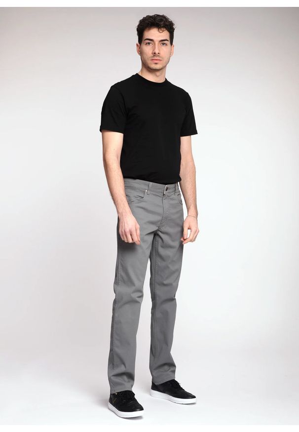 Wrangler - WRANGLER GREENSBORO MĘSKIE SPODNIE MATERIAŁOWE IRON GREY W15QNDM16 112338192. Materiał: materiał