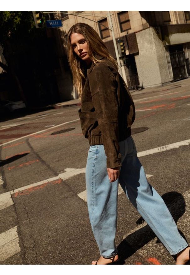 Reserved - Jeansy barrel leg - niebieski. Kolor: niebieski