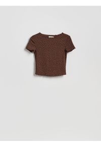 Reserved - Krótki t-shirt w groszki - ciemnobrązowy. Kolor: brązowy. Materiał: dzianina. Długość: krótkie. Wzór: grochy