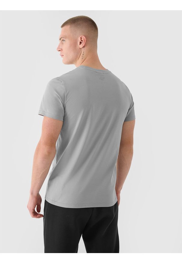 4f - 4F T-shirt regular męski 4F x Robert Lewandowski - szary XXL. Okazja: na co dzień. Kolor: szary. Materiał: dzianina, bawełna, jersey. Długość rękawa: krótki rękaw. Długość: krótkie. Wzór: gładki, nadruk, ze splotem. Styl: klasyczny, sportowy, casual