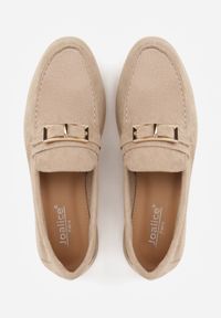 Renee - Ciemnobeżowe Mokasyny Ozdobione Metaliczną Klamrą Murielori. Nosek buta: okrągły. Zapięcie: klamry. Kolor: beżowy. Materiał: zamsz, skóra. Wzór: aplikacja. Obcas: na obcasie. Wysokość obcasa: niski #3