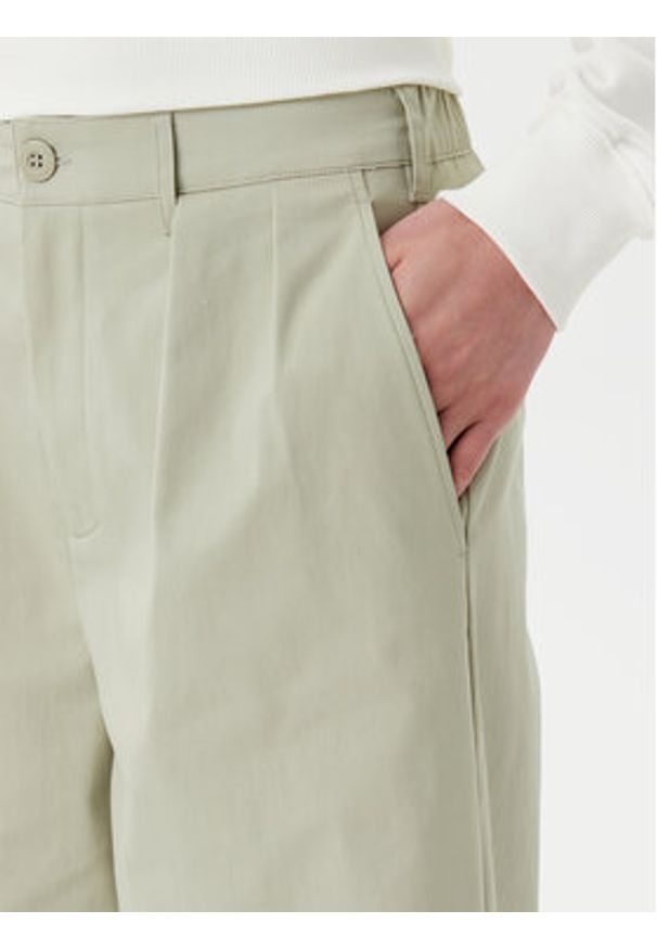 New Balance Spodnie materiałowe Boylston WP51538 Zielony Relaxed Fit. Kolor: zielony. Materiał: bawełna
