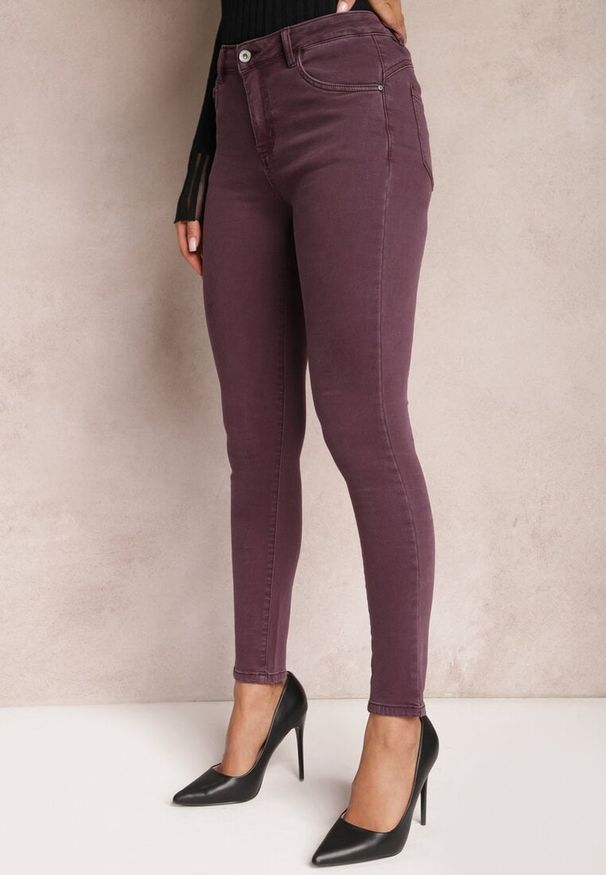 Renee - Ciemnofioletowe Jeansy Skinny z Efektem Push Up Karinali. Okazja: na co dzień. Kolor: fioletowy. Wzór: gładki. Styl: casual