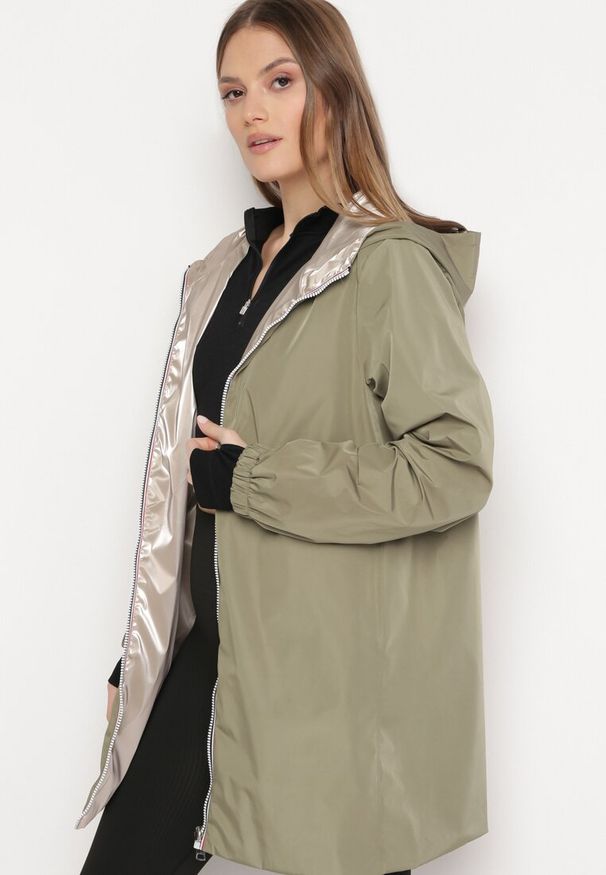 Born2be - Ciemnozielona Kurtka Dwustronna z Nieodpinanym Kapturem i Metalicznym Efektem Lirednil. Kolor: zielony. Wzór: gładki. Styl: elegancki