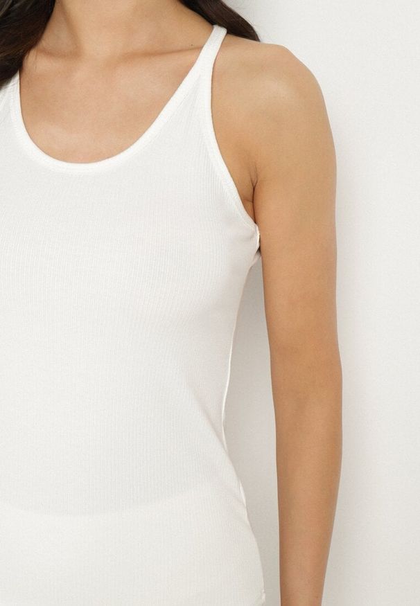 Born2be - Biały Top z Prążkowanego Materiału Turine. Kolor: biały. Materiał: materiał, prążkowany. Styl: sportowy, klasyczny