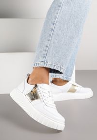 Born2be - Białe Skórzane Sneakersy Zdobione Metaliczną Wstawką Cerelie. Kolor: biały. Materiał: skóra. Wzór: aplikacja #3