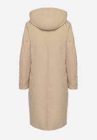 Born2be - Ciemnobeżowa Długa Kurtka z Kapturem i Ściągaczem w Talii Tarlinia. Okazja: na co dzień. Typ kołnierza: kaptur. Kolor: beżowy. Materiał: dzianina. Długość: długie. Wzór: aplikacja. Styl: casual, elegancki #2