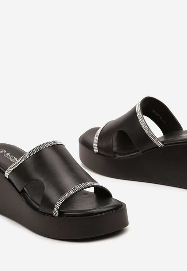 Born2be - Czarne Klapki na Koturnie z Szerokim Paskiem i Cyrkoniami Britannia. Okazja: na co dzień. Kolor: czarny. Materiał: len. Wzór: aplikacja. Sezon: lato. Obcas: na koturnie. Styl: elegancki, casual