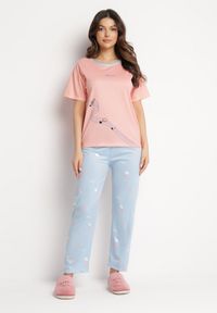 Born2be - Różowy Komplet Piżamowy Koszulka z Nadrukiem i Proste Długie Spodnie Lirrana. Kolor: różowy. Długość: długie. Wzór: nadruk #1