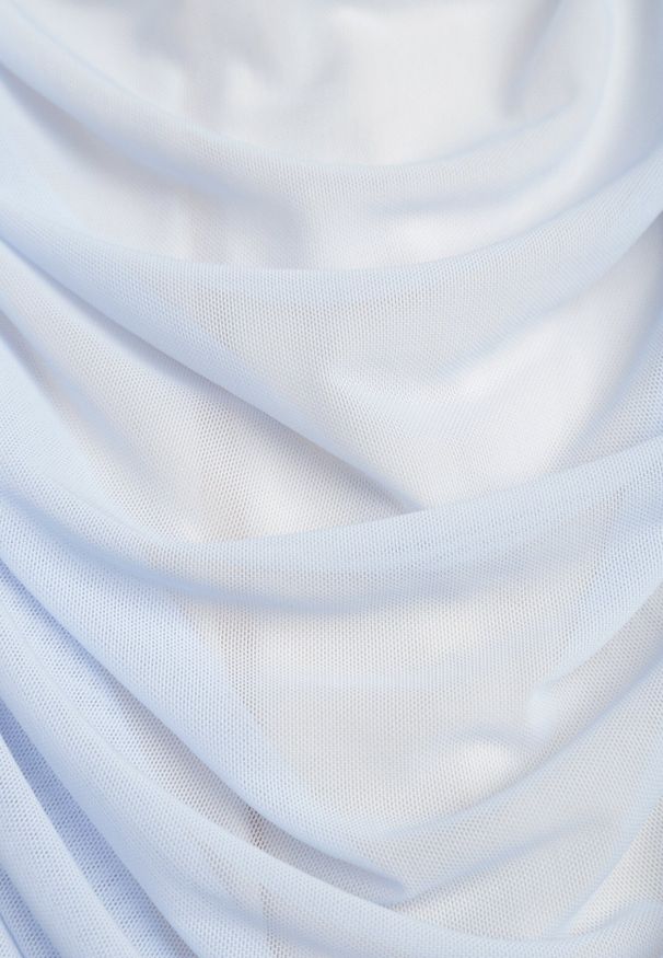 Born2be - Jasnoniebieska Dopasowana Sukienka Midi z Odkrytymi Ramionami i Marszczeniem Dorinissa. Kolor: niebieski. Materiał: tkanina. Długość rękawa: na ramiączkach. Typ sukienki: z odkrytymi ramionami. Długość: midi