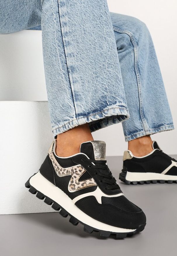 Born2be - Czarne Sneakersy na Podeszwie z Tłoczeniami Zdobione Wzorem w Panterkę Gonoria. Okazja: na co dzień. Nosek buta: okrągły. Kolor: czarny. Materiał: jeans. Szerokość cholewki: normalna. Wzór: aplikacja, motyw zwierzęcy