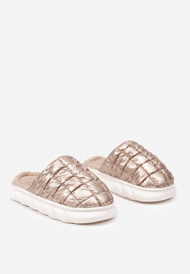 Born2be - Ciemnobeżowe Pikowane Kapcie Vices na Płaskiej Podeszwie Atinara. Nosek buta: okrągły. Kolor: beżowy. Materiał: materiał, futro. Obcas: na płaskiej podeszwie. Styl: klasyczny. Wysokość obcasa: niski