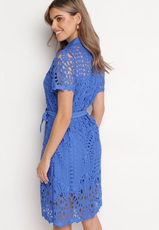 Born2be - Niebieska Ażurowa Sukienka Koszulowa Midi z Wiązanym Paskiem Pamy. Kolor: niebieski. Materiał: materiał, koronka. Długość rękawa: krótki rękaw. Wzór: ażurowy. Typ sukienki: koszulowe. Styl: klasyczny. Długość: midi