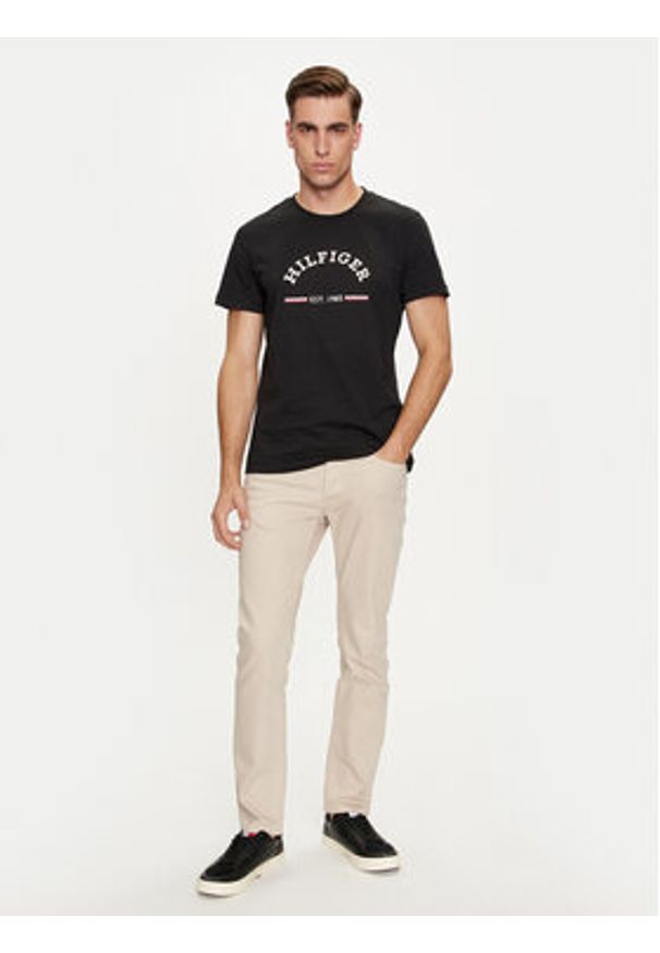TOMMY HILFIGER - Tommy Hilfiger T-Shirt Arch MW0MW35466 Czarny Slim Fit. Kolor: czarny. Materiał: bawełna