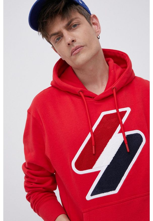 Superdry Bluza bawełniana męska kolor czerwony z kapturem z aplikacją. Okazja: na co dzień. Typ kołnierza: kaptur. Kolor: czerwony. Materiał: bawełna. Wzór: aplikacja. Styl: casual