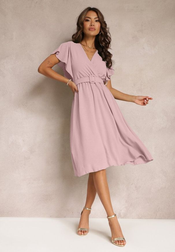 Renee - Jasnoróżowa Rozkloszowana Sukienka z Paskiem i Kopertowym Dekoltem Brinea. Typ kołnierza: kołnierz z falbankami. Kolor: różowy. Typ sukienki: kopertowe. Styl: wakacyjny