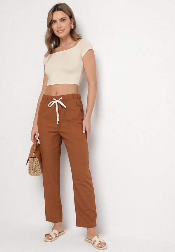 Born2be - Brązowe Bawełniane Spodnie z Wiązaniem Galtebis. Okazja: na co dzień. Kolor: brązowy. Materiał: bawełna. Styl: elegancki, casual