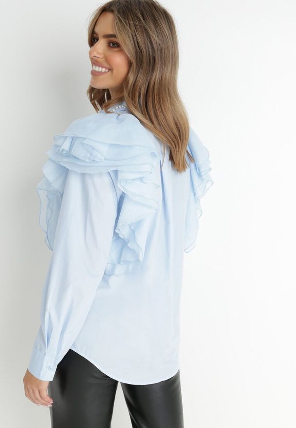 Born2be - Niebieska Koszula Hamal. Okazja: na co dzień, do pracy, na spotkanie biznesowe. Typ kołnierza: kolnierz wykładany, kołnierz z falbankami. Kolor: niebieski. Materiał: tkanina. Długość rękawa: długi rękaw. Długość: długie. Wzór: gładki, jednolity. Styl: biznesowy, klasyczny, casual