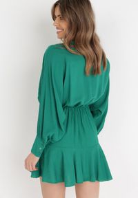 Born2be - Zielona Sukienka Appobe. Okazja: na imprezę. Typ kołnierza: dekolt w serek. Kolor: zielony. Materiał: wiskoza, tkanina. Wzór: aplikacja. Typ sukienki: kopertowe. Długość: mini #3