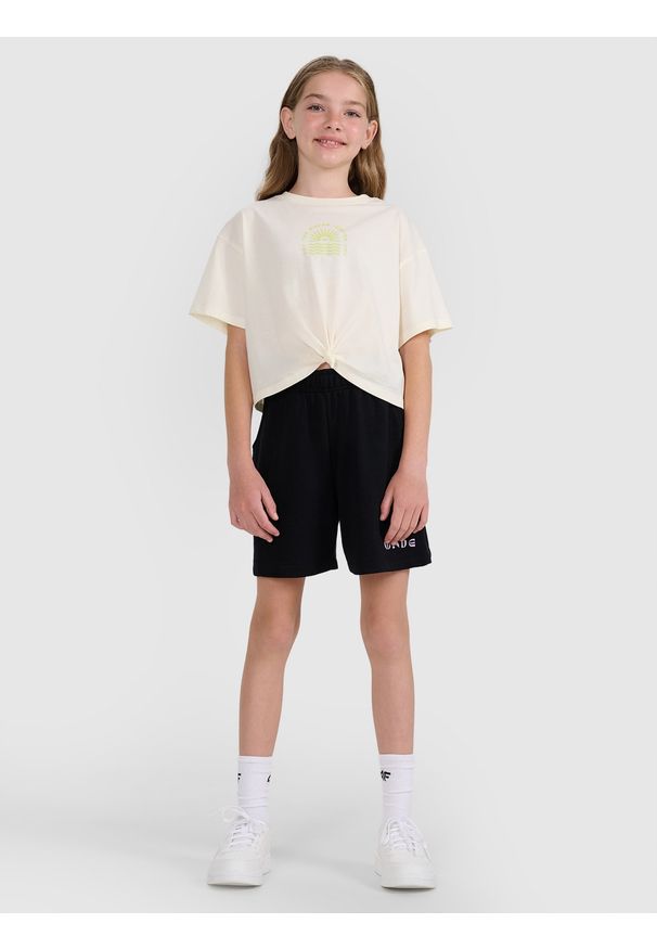 4f - 4F T-shirt oversize crop top z nadrukiem dziewczęcy - biały 140 (9-10 lat). Okazja: na co dzień. Kolor: biały. Materiał: bawełna, dzianina. Wzór: nadruk. Sezon: lato. Styl: casual, elegancki