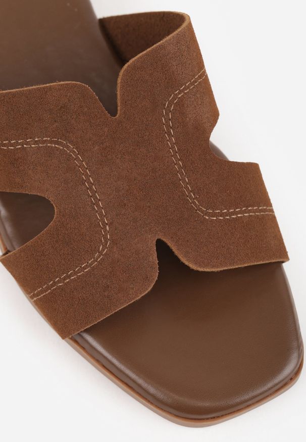 Renee - Brązowe Klapki VICES na Niskim Obcasie z Paskiem z Wycięciami Ateriko. Kolor: brązowy. Materiał: jeans. Obcas: na obcasie. Styl: klasyczny, elegancki. Wysokość obcasa: niski