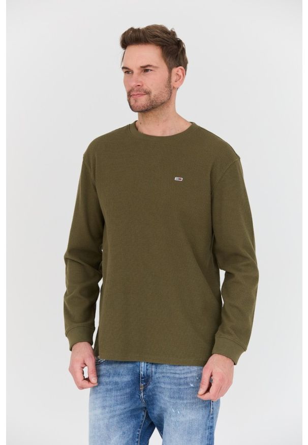 Tommy Jeans - TOMMY JEANS Oliwkowy sweter. Kolor: zielony