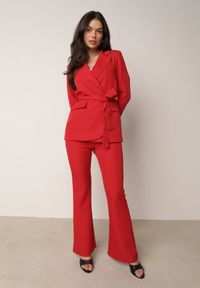 Born2be - Czerwony Komplet Garniturowy Marynarka z Wiązanym Paskiem i Spodnie Falloria. Kolor: czerwony #1
