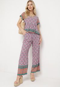Born2be - Różowo-Zielony Letni Komplet z Wiskozy w Mozaikowy Wzór Bluzka i Szerokie Spodnie Latasha. Kolor: różowy. Materiał: wiskoza