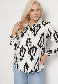 Born2be - Biało-Czarna Koszula z Tkaniny z Wiskozą w Etniczny Wzór z Podpinanymi Rękawami Fommea. Okazja: na co dzień. Kolekcja: plus size. Kolor: czarny. Materiał: wiskoza, tkanina. Styl: klasyczny, casual, elegancki #3