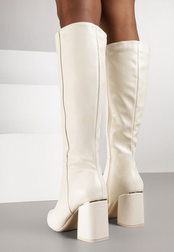 Born2be - Beżowe Kozaki na Słupku z Metalicznym Zdobieniem i Szpiczastym Noskiem Nisfitta. Okazja: na spotkanie biznesowe, na randkę, do pracy. Nosek buta: szpiczasty. Kolor: beżowy. Wzór: aplikacja. Obcas: na słupku. Styl: biznesowy, elegancki. Wysokość obcasa: średni