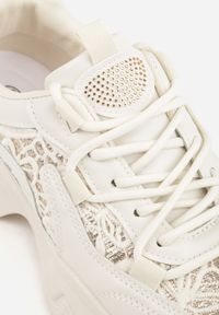 Renee - Beżowe Sneakersy na Platformie Ozdobione Cyrkoniami i Koronką Antea. Okazja: na co dzień. Kolor: beżowy. Materiał: koronka. Wzór: aplikacja, koronka. Obcas: na platformie #8