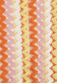 Renee - Pomarańczowa Sukienka Dopasowana w Stylu Boho z Plecionego Materiału w Paski Nasehle. Okazja: na co dzień, na plażę. Kolor: pomarańczowy. Materiał: materiał. Długość rękawa: długi rękaw. Wzór: paski. Typ sukienki: dopasowane. Styl: boho #5