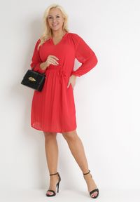 Born2be - Czerwona Sukienka z Paskiem Yiridi. Kolor: czerwony. Długość rękawa: długi rękaw. Typ sukienki: trapezowe. Długość: midi