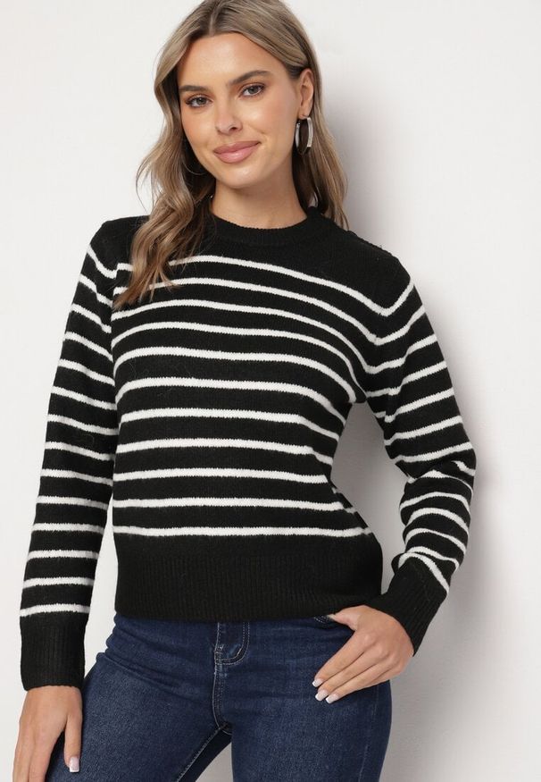 Born2be - Czarny Sweter w Paski o Klasycznym Kroju Rialira. Okazja: na co dzień. Kolor: czarny. Materiał: jeans. Długość rękawa: długi rękaw. Długość: długie. Wzór: paski. Styl: klasyczny