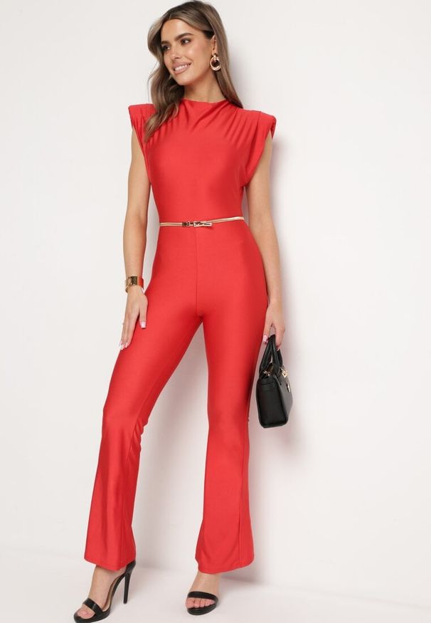 Born2be - Czerwony Kombinezon z Rozszerzanymi Nogawkami i Poduszkami w Ramionach Atearai. Okazja: na co dzień. Kolor: czerwony. Długość rękawa: krótki rękaw. Długość: krótkie. Styl: casual, elegancki