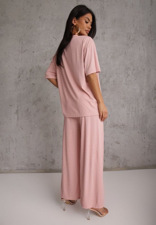 Renee - Różowy Oversizowy Komplet Zdobiony Cyrkoniami T-shirt i Spodnie Arnateia. Kolor: różowy. Wzór: aplikacja