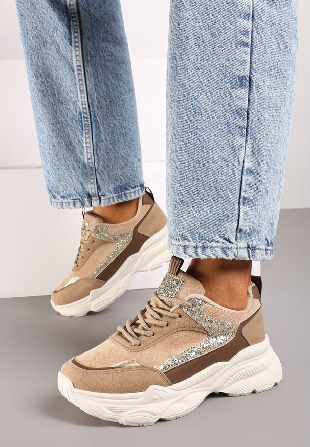 Renee - Ciemnobeżowe Sneakersy na Platformie z Tłoczeniem Ozdobione Cekinami Narisae. Nosek buta: okrągły. Zapięcie: sznurówki. Kolor: beżowy. Materiał: materiał. Wzór: aplikacja. Obcas: na platformie. Wysokość obcasa: niski