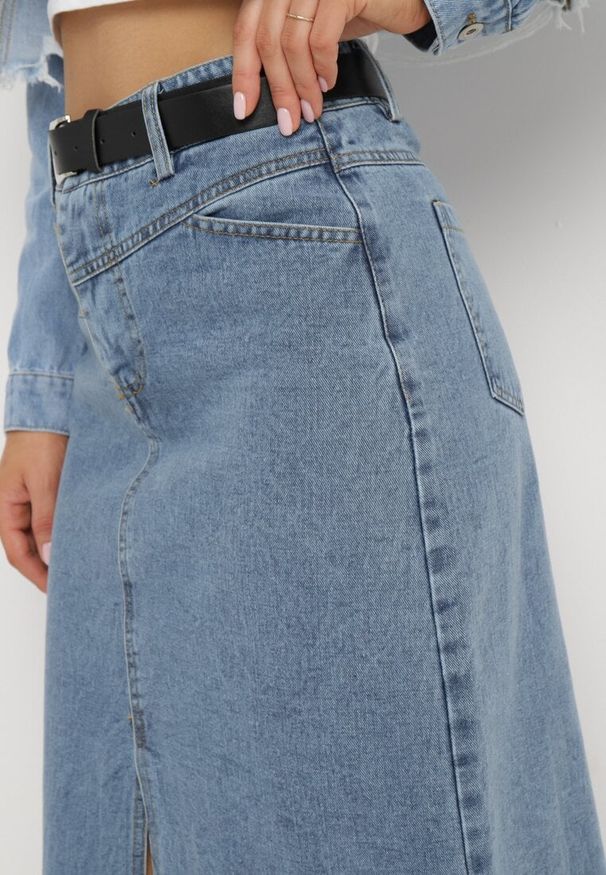 Born2be - Niebieska Spódnica Jeansowa Midi z Paskiem z Imitacji Skóry Kiarmi. Kolor: niebieski. Materiał: skóra, jeans