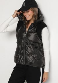 Born2be - Czarna Pikowana Kamizelka z Kapturem i Ściągaczami Timorae. Okazja: na spacer. Typ kołnierza: kaptur. Kolor: czarny. Materiał: jeans #1