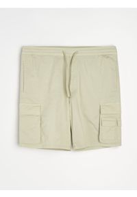 Sinsay - Bawełniane szorty cargo - zielony. Kolor: zielony. Materiał: bawełna #1