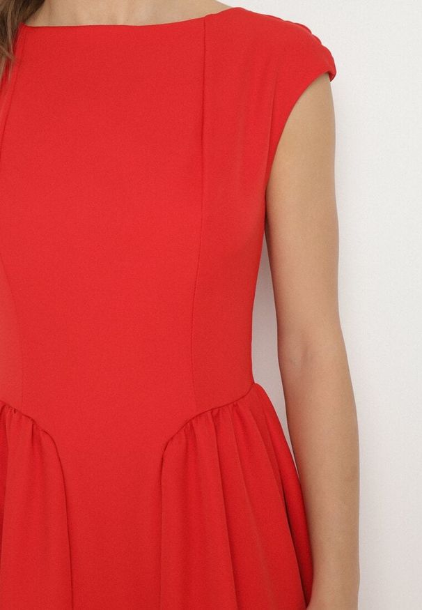 Born2be - Czerwona Sukienka o Rozkloszowanym Kroju z Wiązaniem i Dekoltem w Łódkę Aladriela. Okazja: na co dzień. Typ kołnierza: dekolt w łódkę. Kolor: czerwony. Długość rękawa: krótki rękaw. Sezon: wiosna, lato. Styl: casual, klasyczny