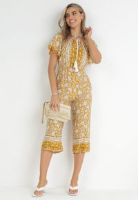 Born2be - Żółty Kombinezon Hesonia. Kolor: żółty. Długość rękawa: krótki rękaw. Długość: krótkie. Wzór: ażurowy, aplikacja, kwiaty. Styl: boho, wakacyjny #4