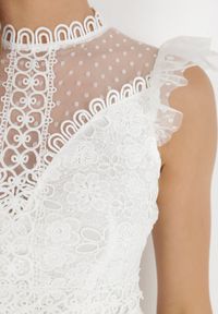 Born2be - Biała Sukienka Clymotis. Typ kołnierza: kołnierz z falbankami, kołnierzyk stójkowy. Kolor: biały. Materiał: koronka. Długość rękawa: bez rękawów. Długość: midi #4