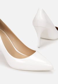 Renee - Białe Szpilki Helireanes. Nosek buta: szpiczasty. Zapięcie: bez zapięcia. Kolor: biały. Materiał: lakier. Obcas: na szpilce. Wysokość obcasa: średni #6