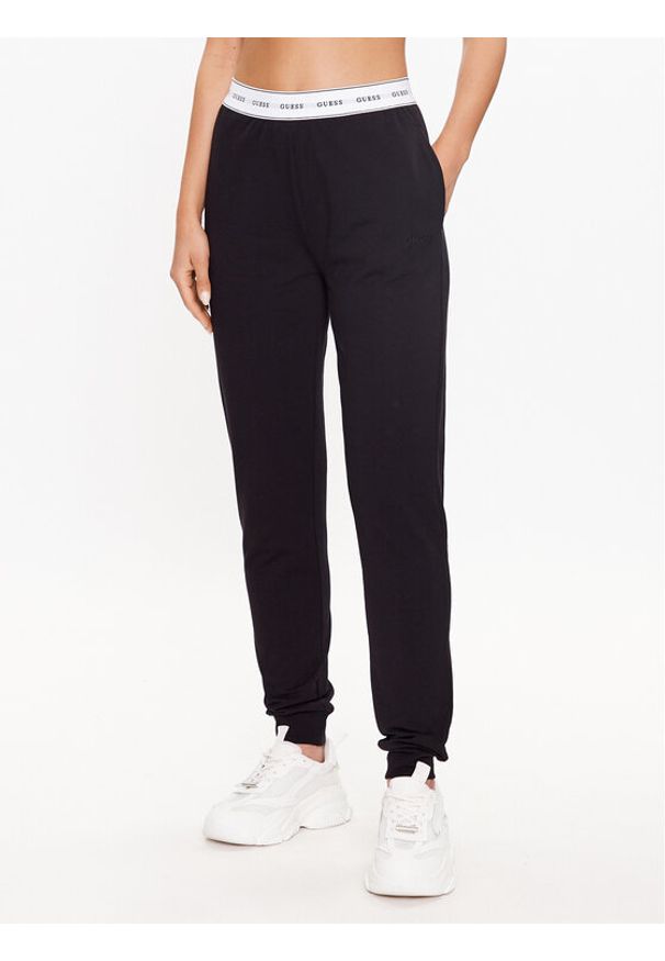 Guess Spodnie piżamowe O3YB00 KBS91 Czarny Regular Fit. Kolor: czarny. Materiał: bawełna