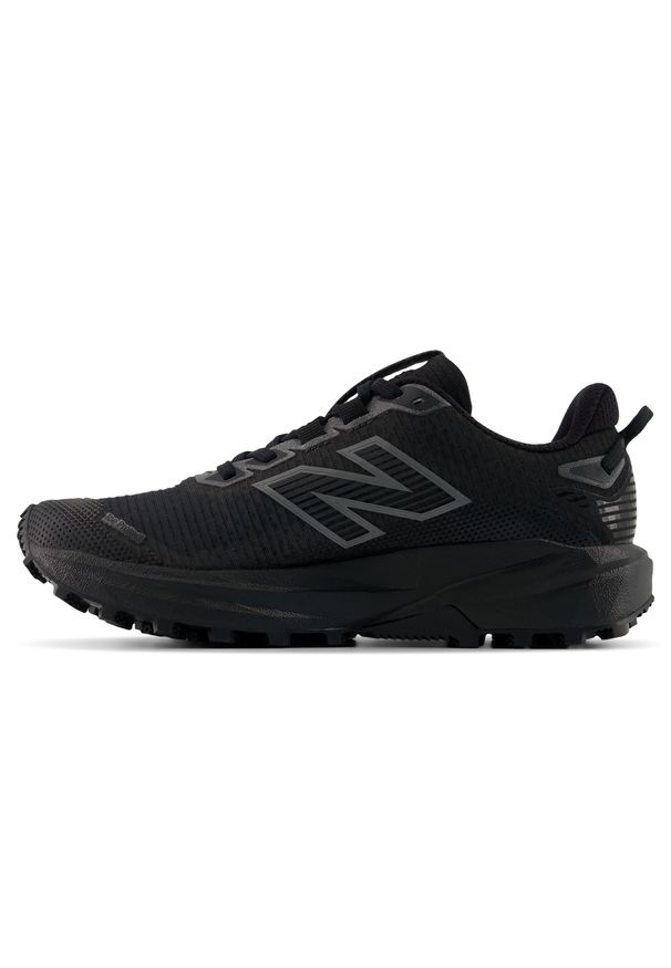 Buty damskie New Balance FuelCell Rebel Trail WRBT5CX – czarne. Kolor: czarny. Materiał: materiał, syntetyk, guma. Szerokość cholewki: normalna. Sport: fitness, bieganie
