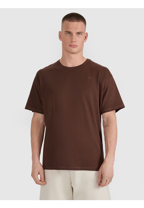 4f - 4F T-shirt oversize gładki uniseks - brązowy L. Okazja: na co dzień. Kolor: brązowy. Materiał: dzianina, jersey, bawełna. Długość rękawa: krótki rękaw. Długość: krótkie. Wzór: gładki. Styl: sportowy, klasyczny, casual