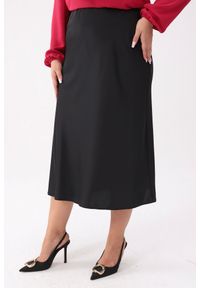 Moda Size Plus Iwanek - Satynowa czarna spódnica Marisa - elegancja na każdą okazję PLUS SIZE XXL OVERSIZE. Okazja: na co dzień. Kolekcja: plus size. Kolor: czarny. Materiał: satyna. Długość: krótkie. Styl: casual, elegancki #1