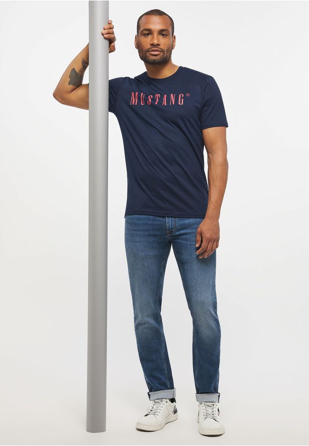 Mustang - MUSTANG Style Alex C LOGO Tee MĘSKI T-SHIRT KOSZULKA NADRUK LOGO BLUE NIGHTS 1013221 4085. Wzór: nadruk